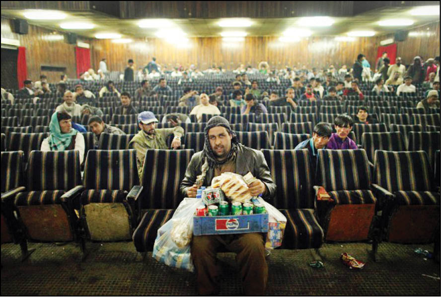 پرده پایین افتاد