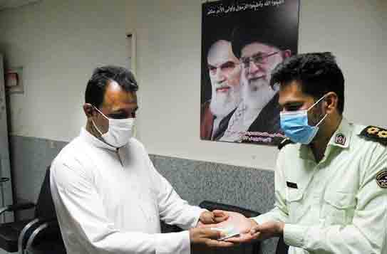 پلیس جوان اسکناس‌های 100دلاری را به صاحبش رساند