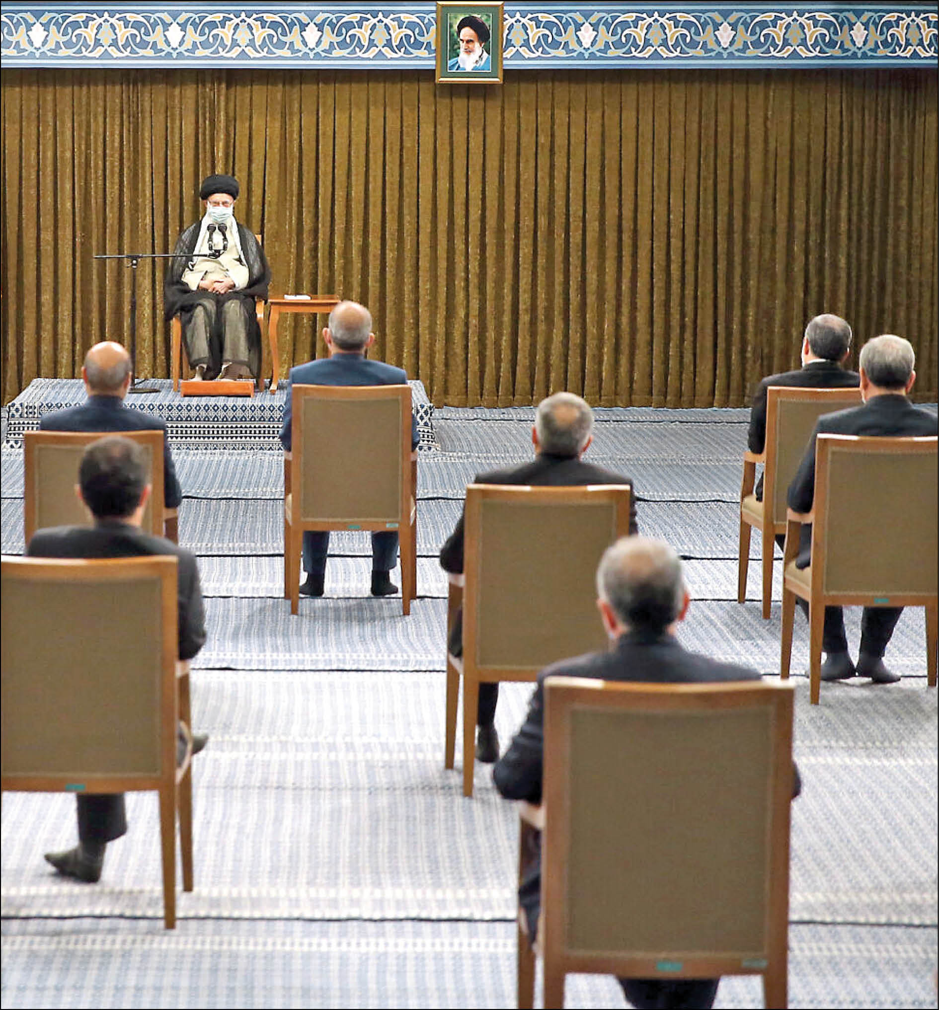 رهبر معظم انقلاب در دیدار رئیس‌جمهور و اعضای هیأت دولت سیزدهم تأکید کردند