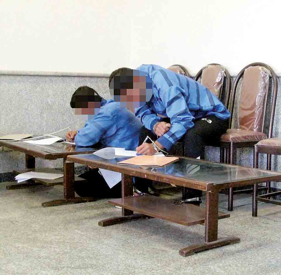 مرد کلاهبردار و صاحب یک دفترخانه دستگیر شدند