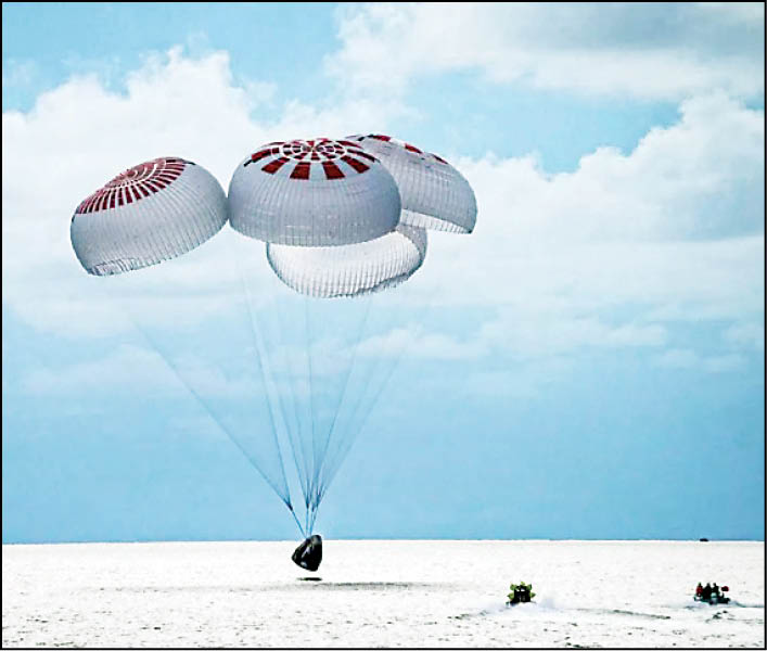 طعنه «ماسک» به «بایدن» با بازگشت فضاپیمای اسپیس ایکس