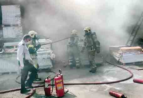 کوتاه از حادثه/ مهار شعله‌های آتش در کارگاه چاپ