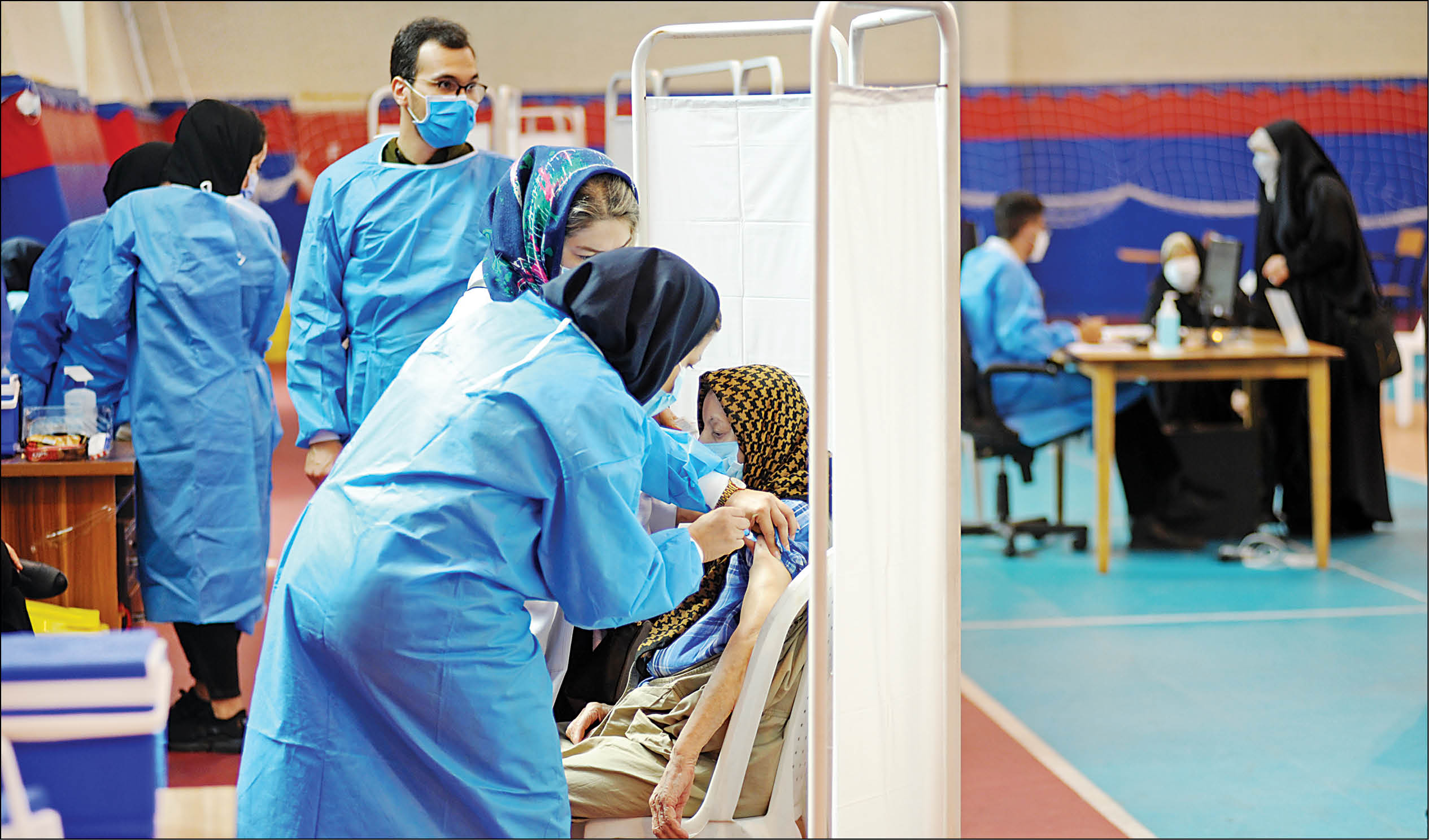 همشهری در گفت‌و‌گو با عوامل اجرایی تزریق واکسن تجربه ماه‌ها واکسینه‌کردن مردم را روایت می‌کند