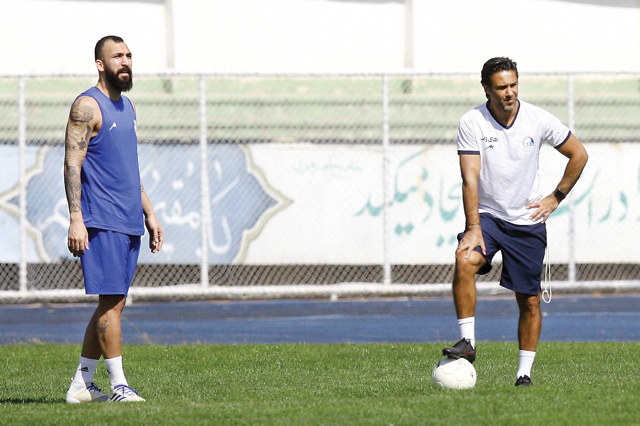 دیگر گوش‌هایت را نگیر!