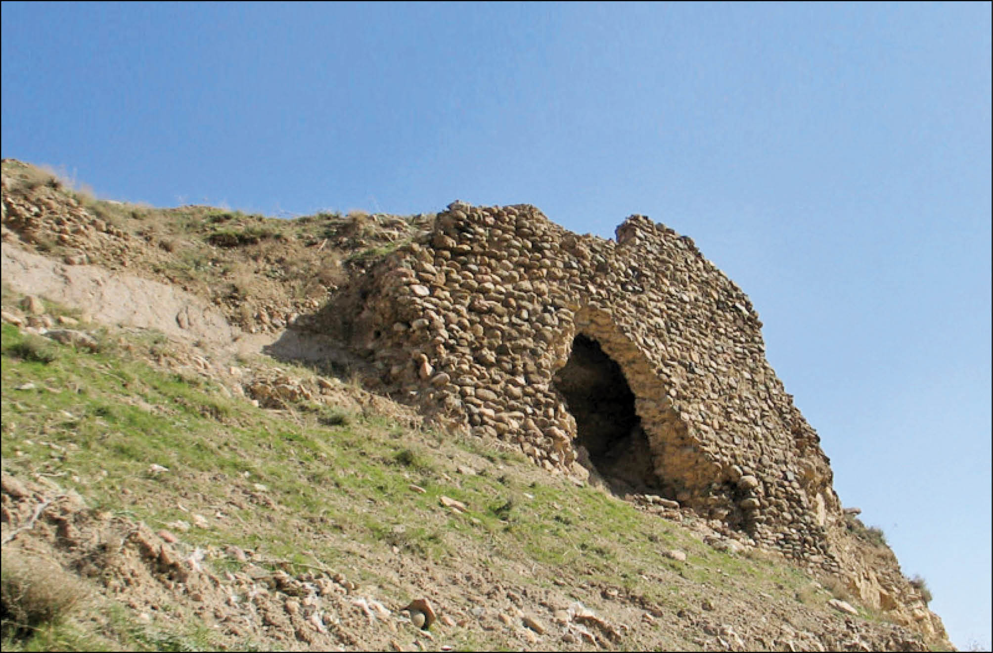 کنگره‌اش ایمن از کمندِ گزند...