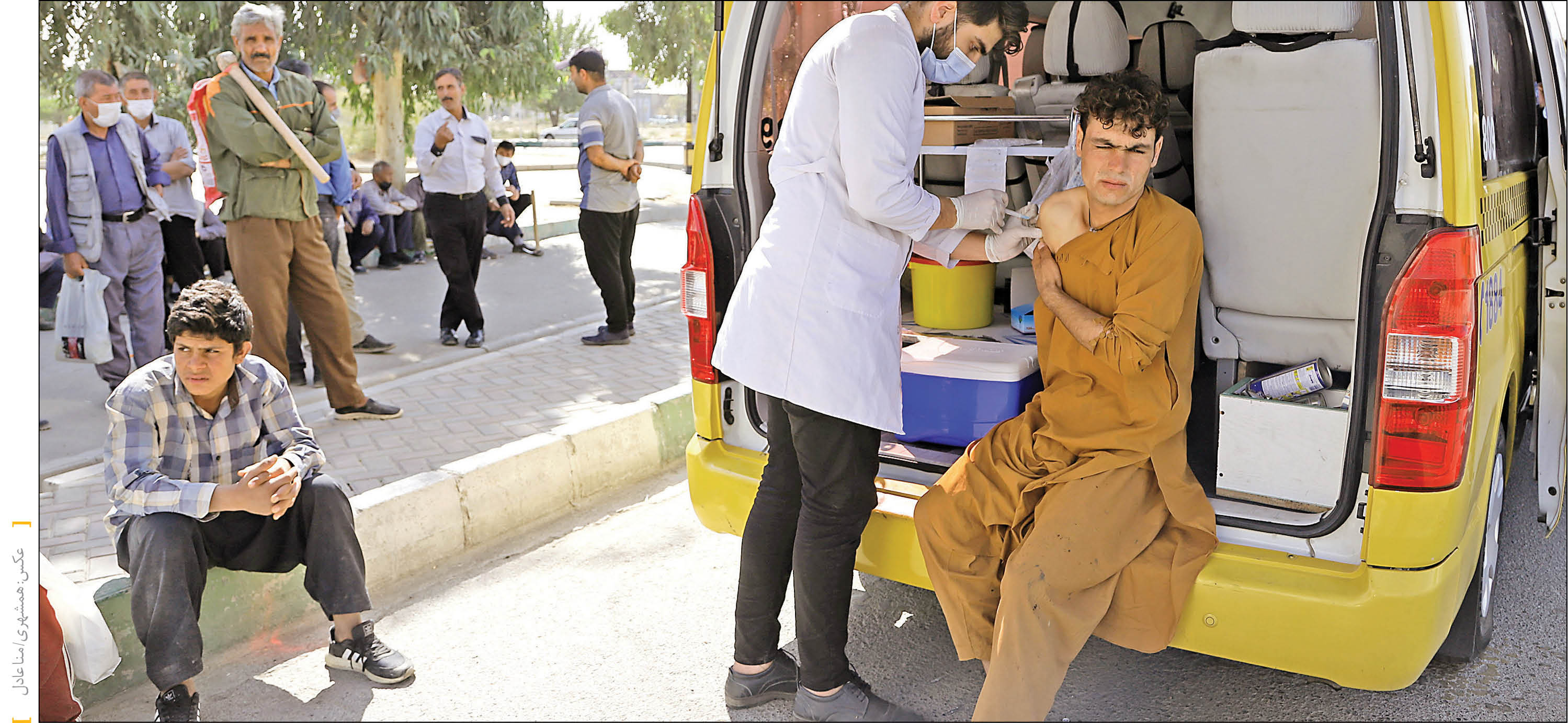 گزارش میدانی همشهری از تزریق واکسن به کارگران ساختمانی، مهاجران غیرقانونی و معتادان در مناطق آسیب‌دیده