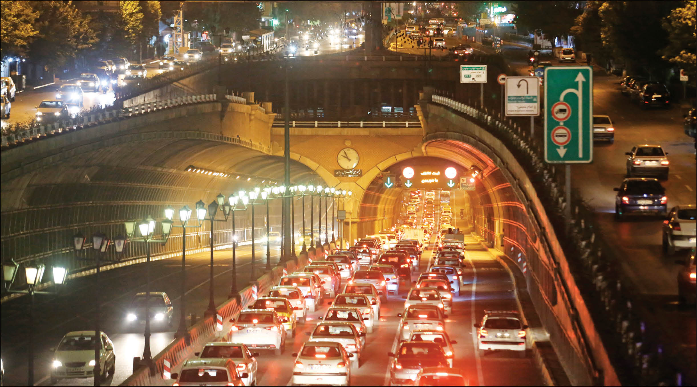 ماندن پشت دروازه‌های شلوغ شهر