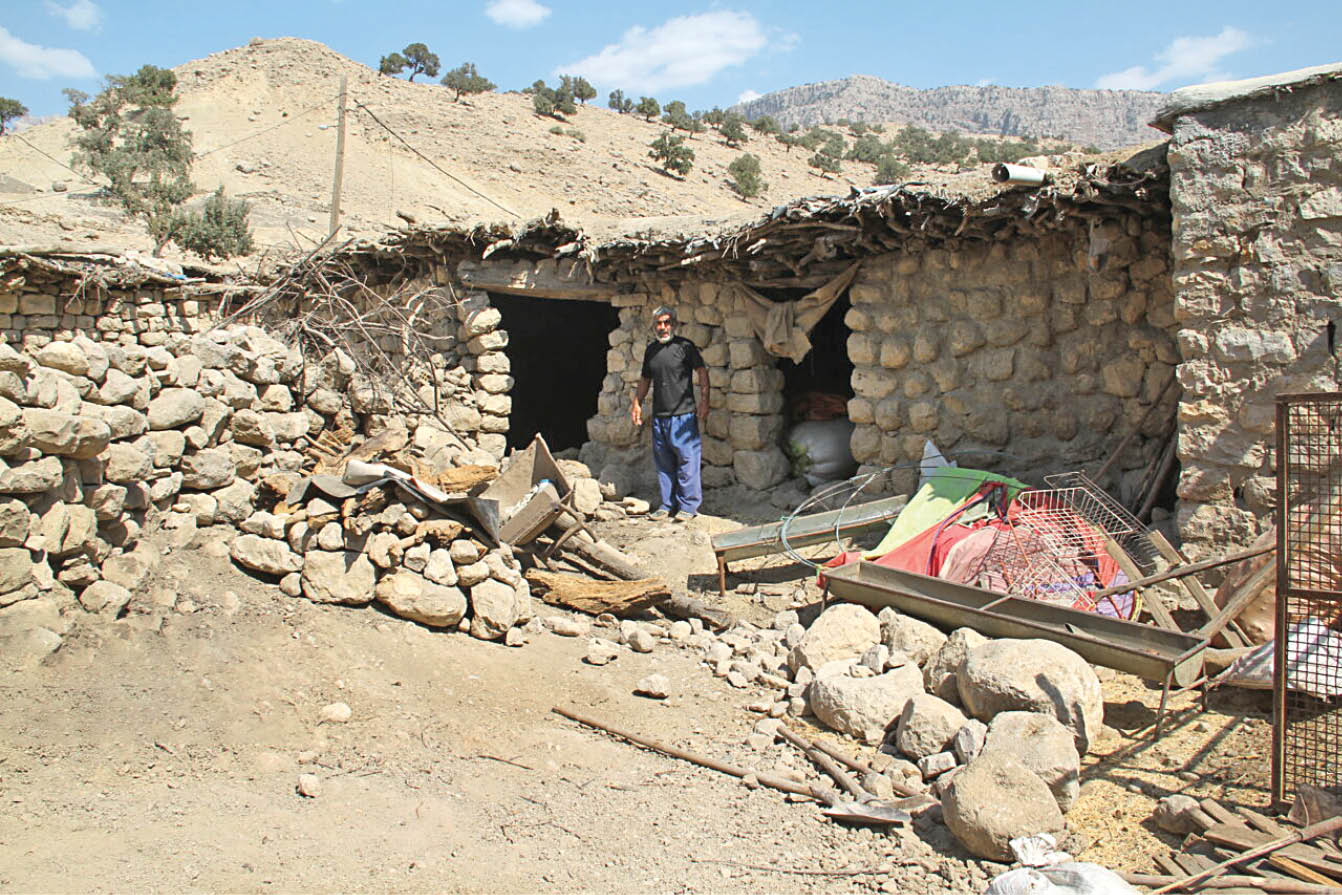 باران پاییزی روی آوارهای زلزله