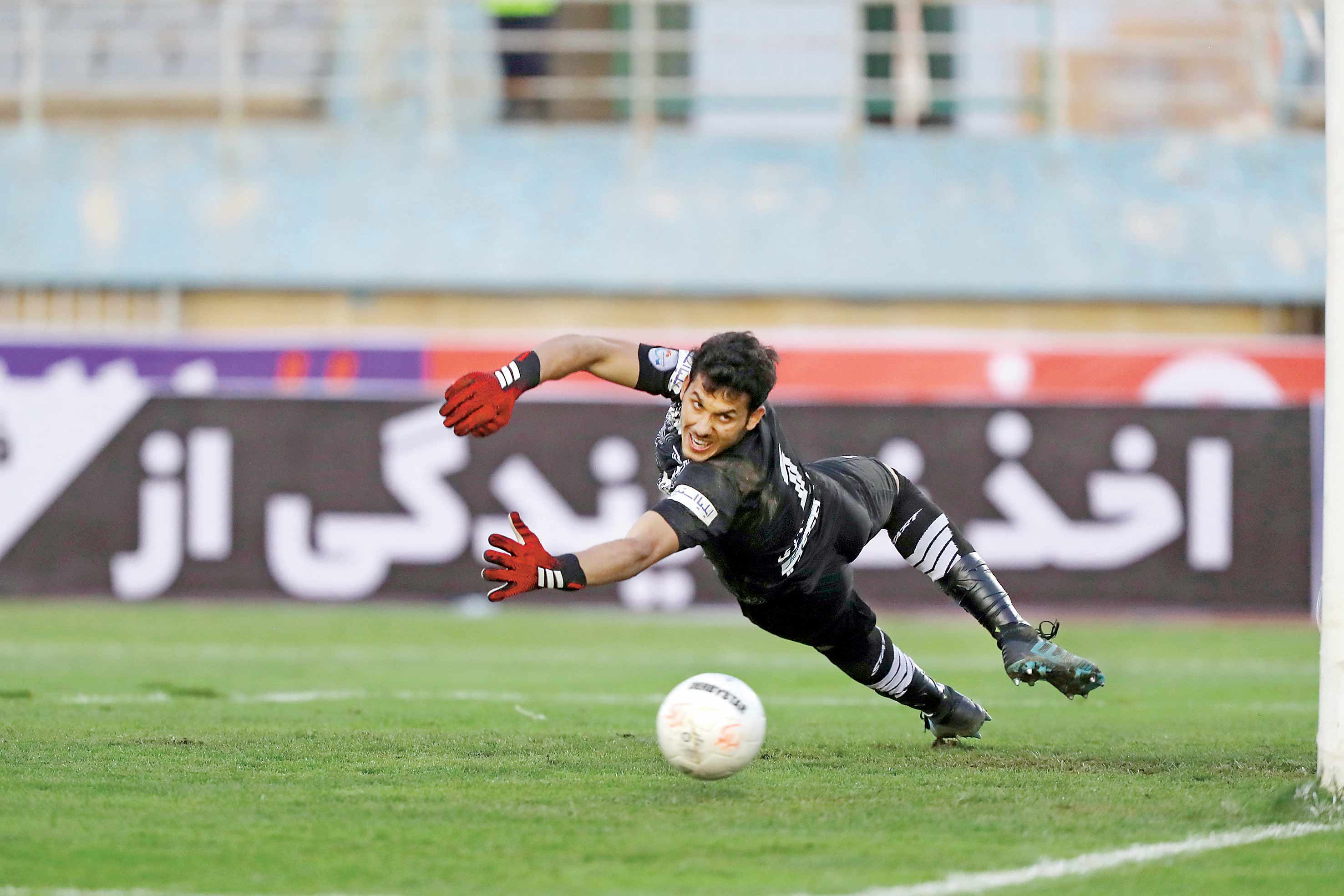 یک روز پیراهن شماره یک استقلال را می‌پوشم