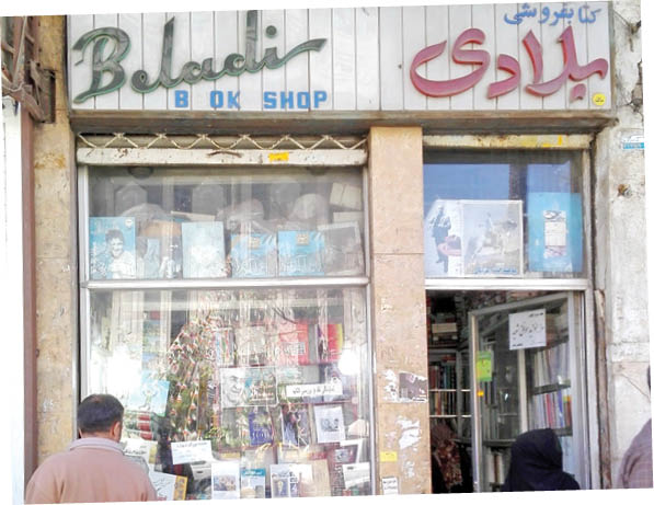 شاید عینک کمک‌حال‌شان برای خواندن باشد