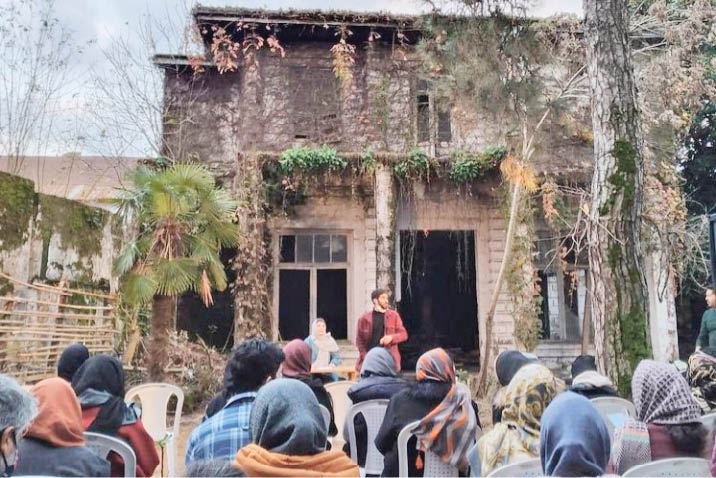 خواندن و شنفتن در هتل متروکه