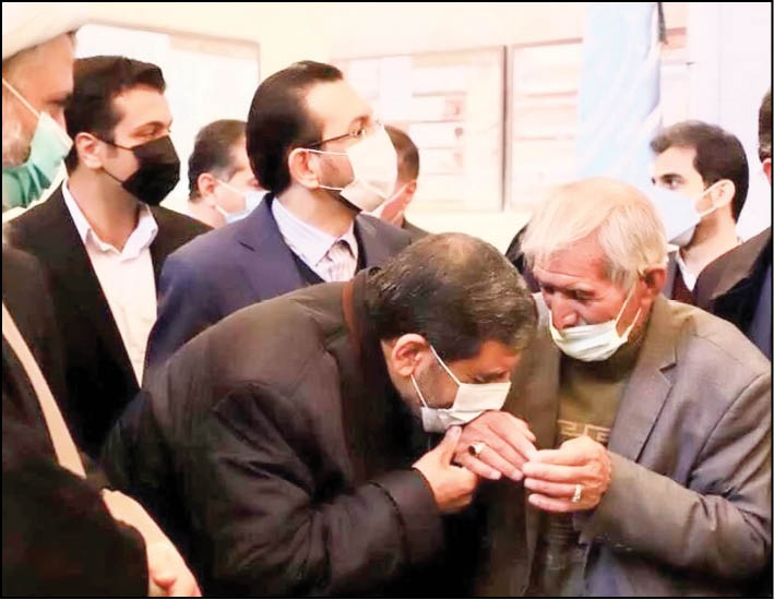 مرمتگری که وزیر دستش را بوسید