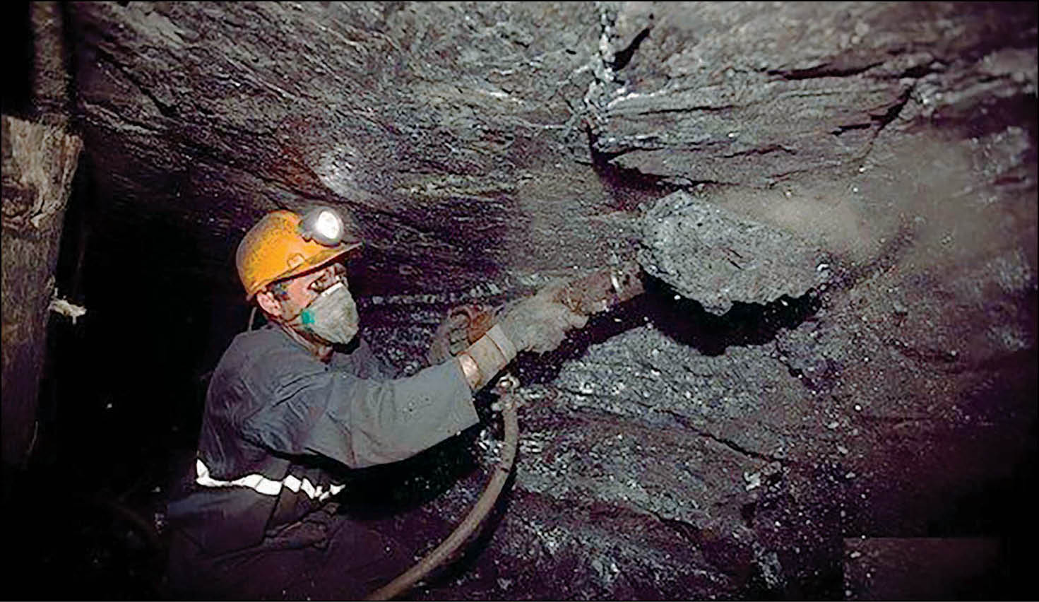 دلجویی وزیرکار از معدنکاران معترض‌کرمان