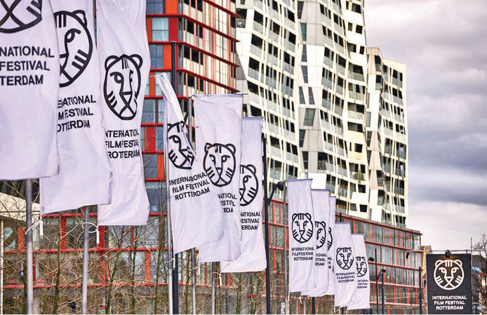 روتردام همچنان برخط