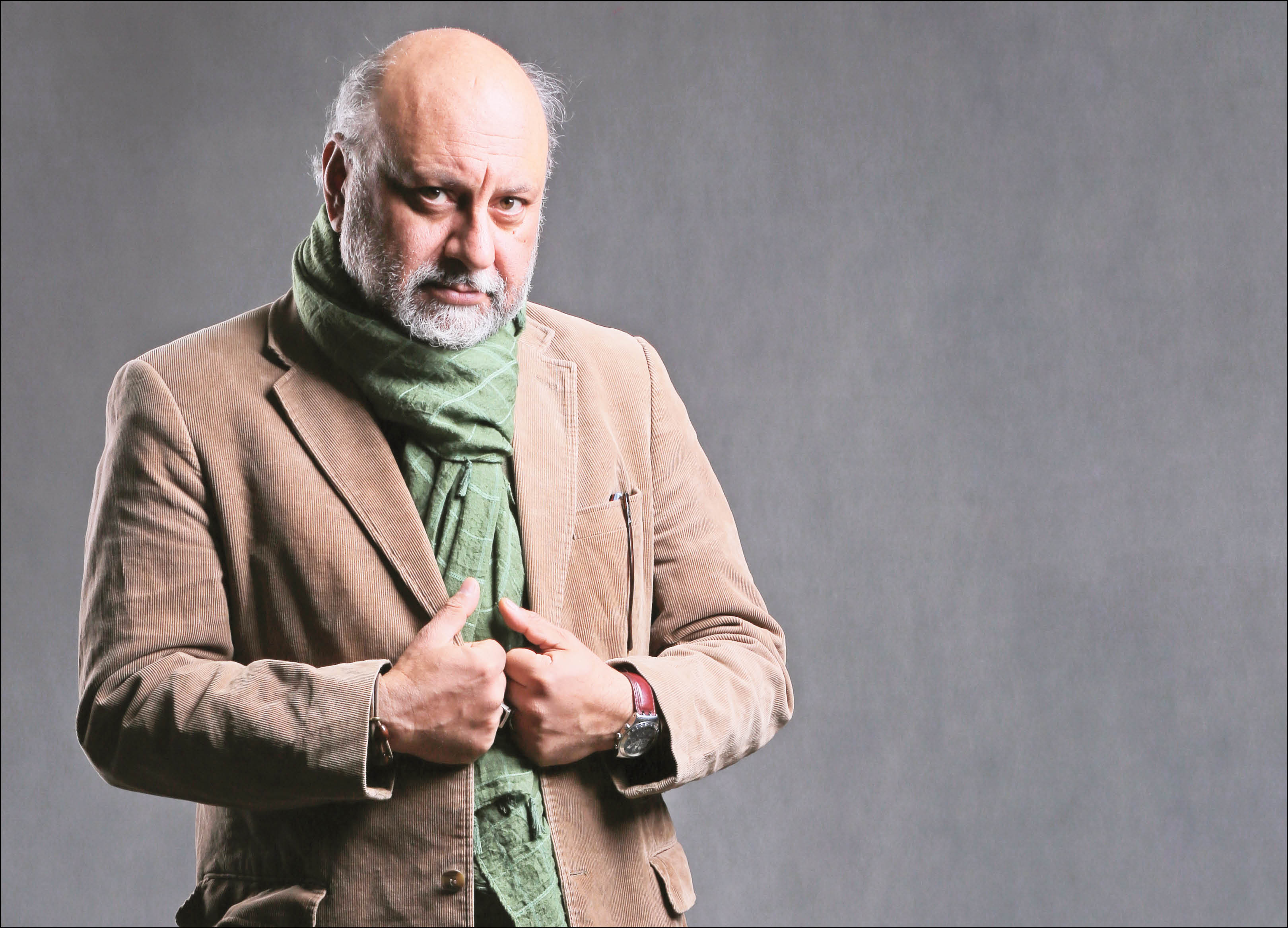 پای صحبت‌های بابک کریمی که این روزها فیلم‌های «جنایت بی‌دقت» و «بی‌همه‌‌چیز» را روی پرده سینما دارد