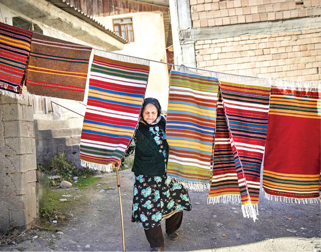 عکس خبر/ خاله‌رحیمه، احیاگر جاجیم‌بافی