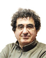 لبخندش حدود ساعت 9 را نشان می‌داد