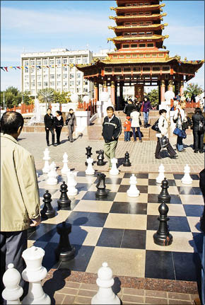 زندگی در خانه‌های سیاه و سفید