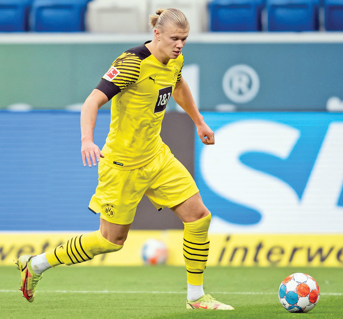 بچه‌غول نزدیک برج ایفل