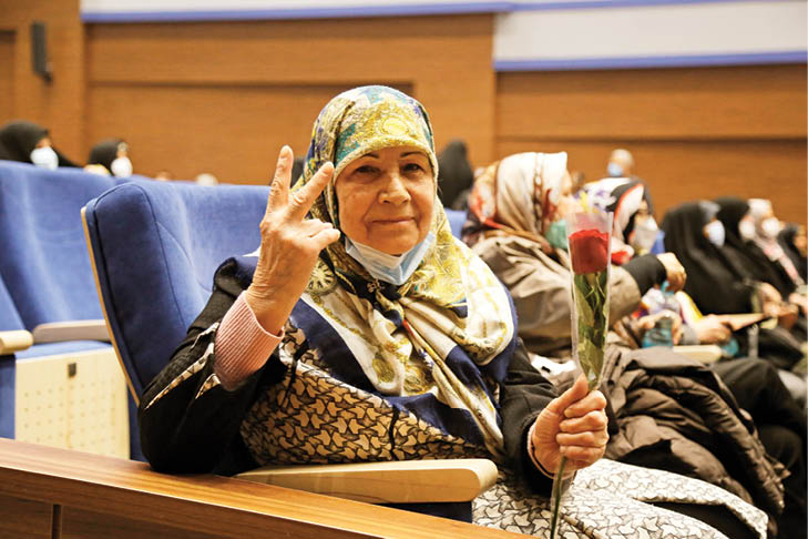 گفت‌وگو با زهرا گرایلو؛ امدادگر و بانوی جانبازی که همراه 4برادر و تنها پسرش راهی میدان نبرد شد