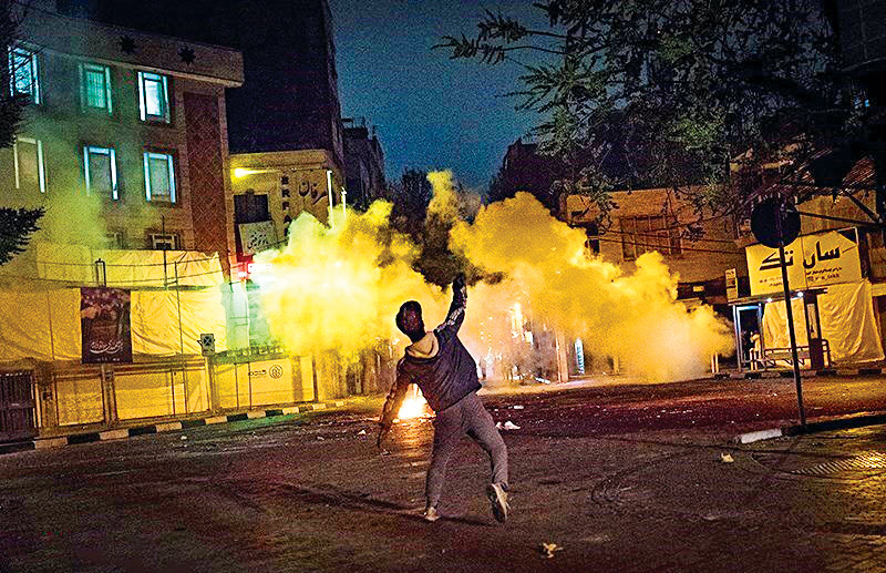 با وجود هشدارهای ایمنی در شب چهارشنبه آخر سال 19نفر جان خود را از دست دادند و صدها نفر مصدوم شدند