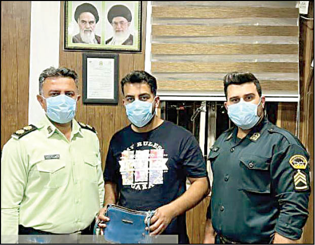 ماموران پلیس امانتدار کیف طلا