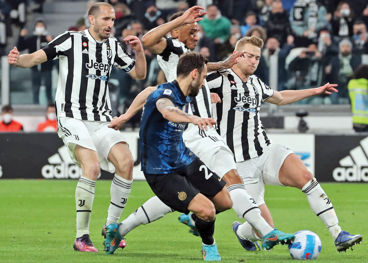 بانوی پیر کنار کشید