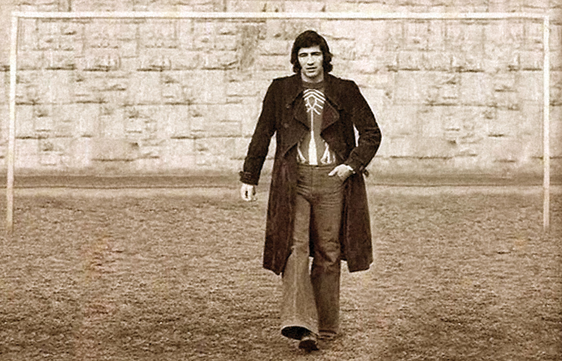 تقویم/ سالمرگ /مردی که توپ به دستش می‌چسبید