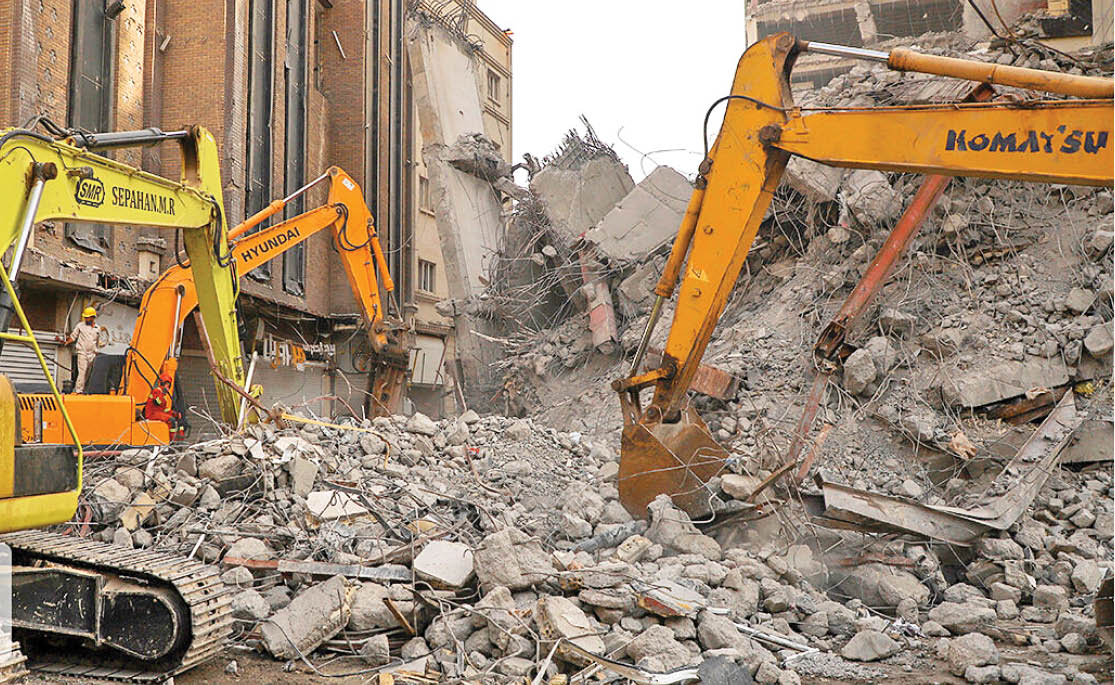 ورود جرثقیل‌های غول‌پیکر به عملیات جست‌وجو در آوار متروپل شتاب بیشتری داده است