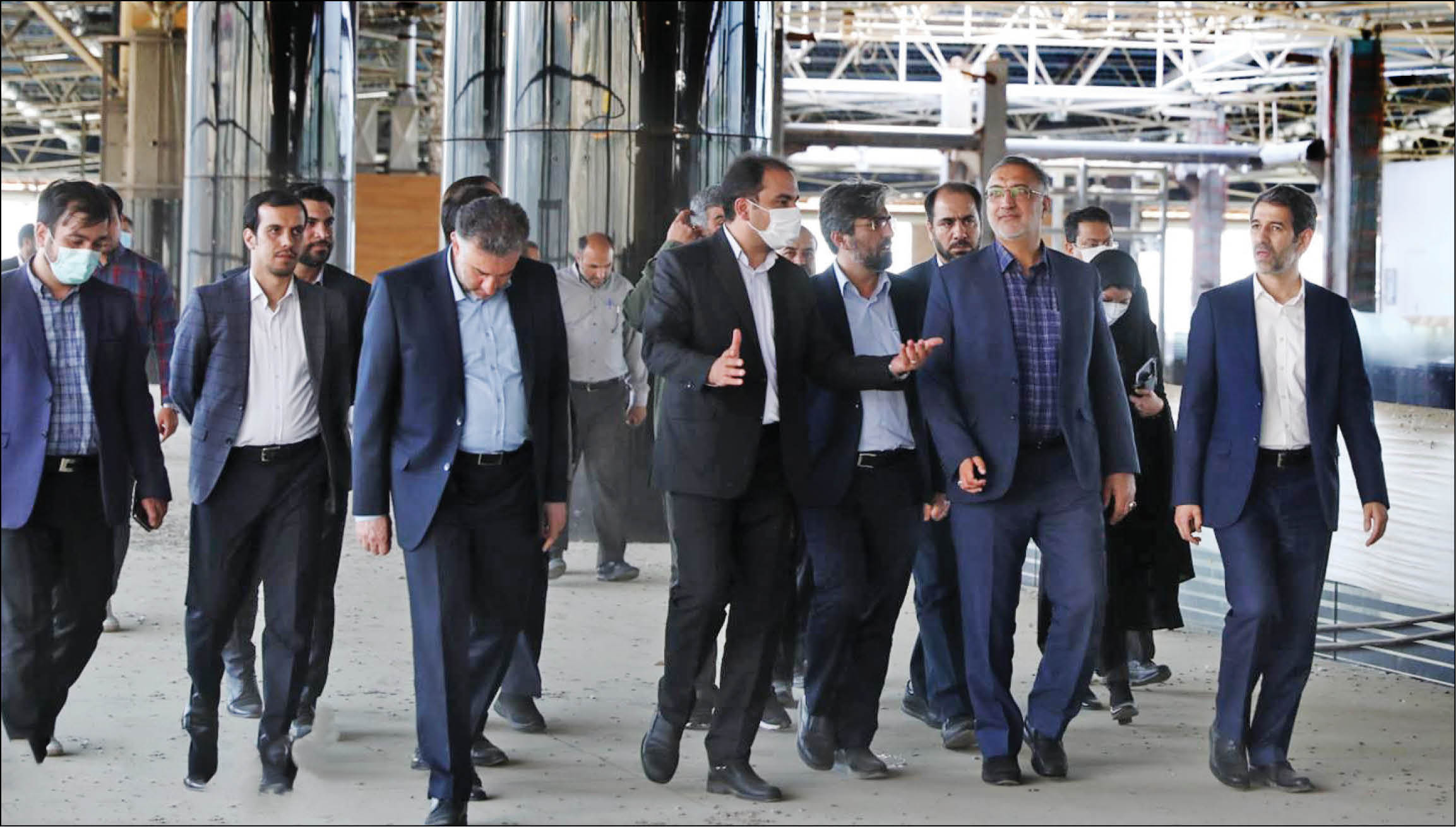 شهردار تهران در دهمین قرار خدمت به منطقه‌13 رفت و در جلسه هم‌اندیشی با نخبگان، مشکلات را بررسی کرد