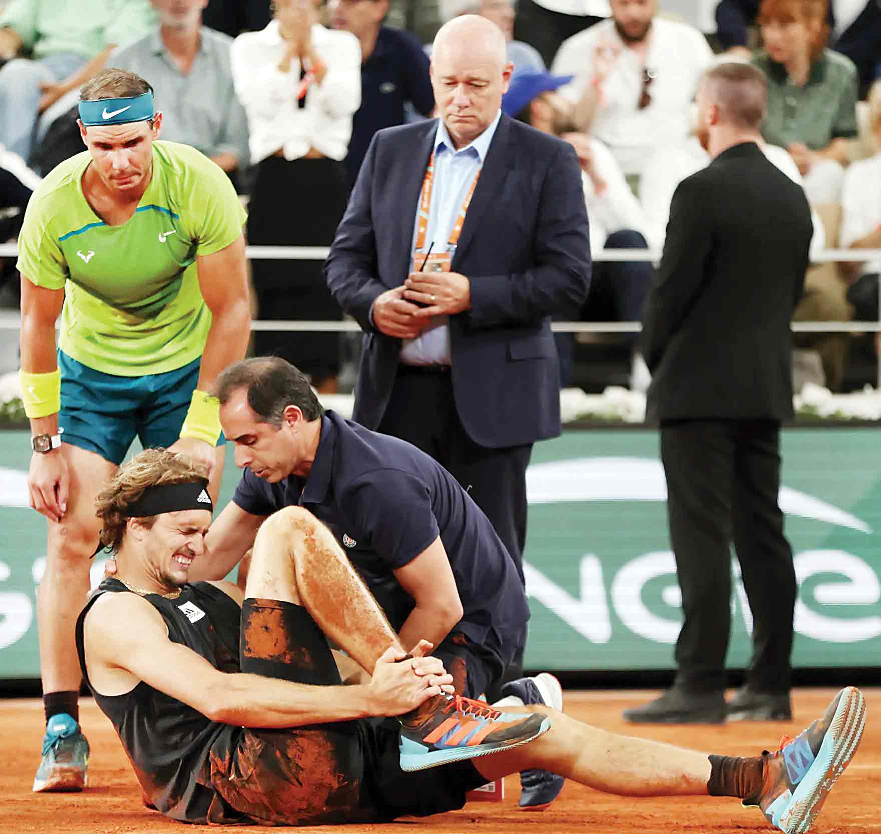 یک انسان در میان غول‌ها