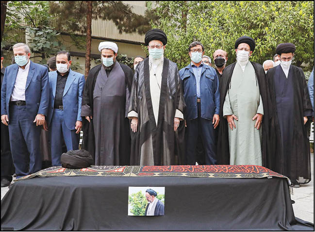 اقامه نماز رهبر معظم انقلاب بر پیکر حجت‌الاسلام دعایی