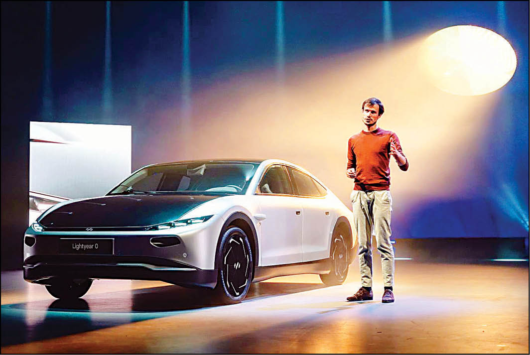 نخستین خودروی خورشیدی با شارژ طولانی