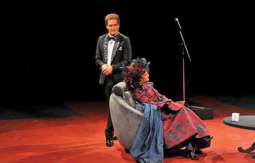 گفتوگو با آرش عباسی، نویسنده و کارگردان نمایش «آناکارنینا»