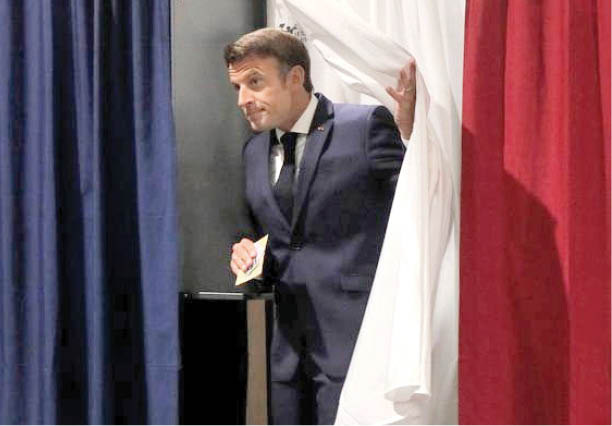 مکرون در محاصره چپ‌ها و راست‌های افراطی