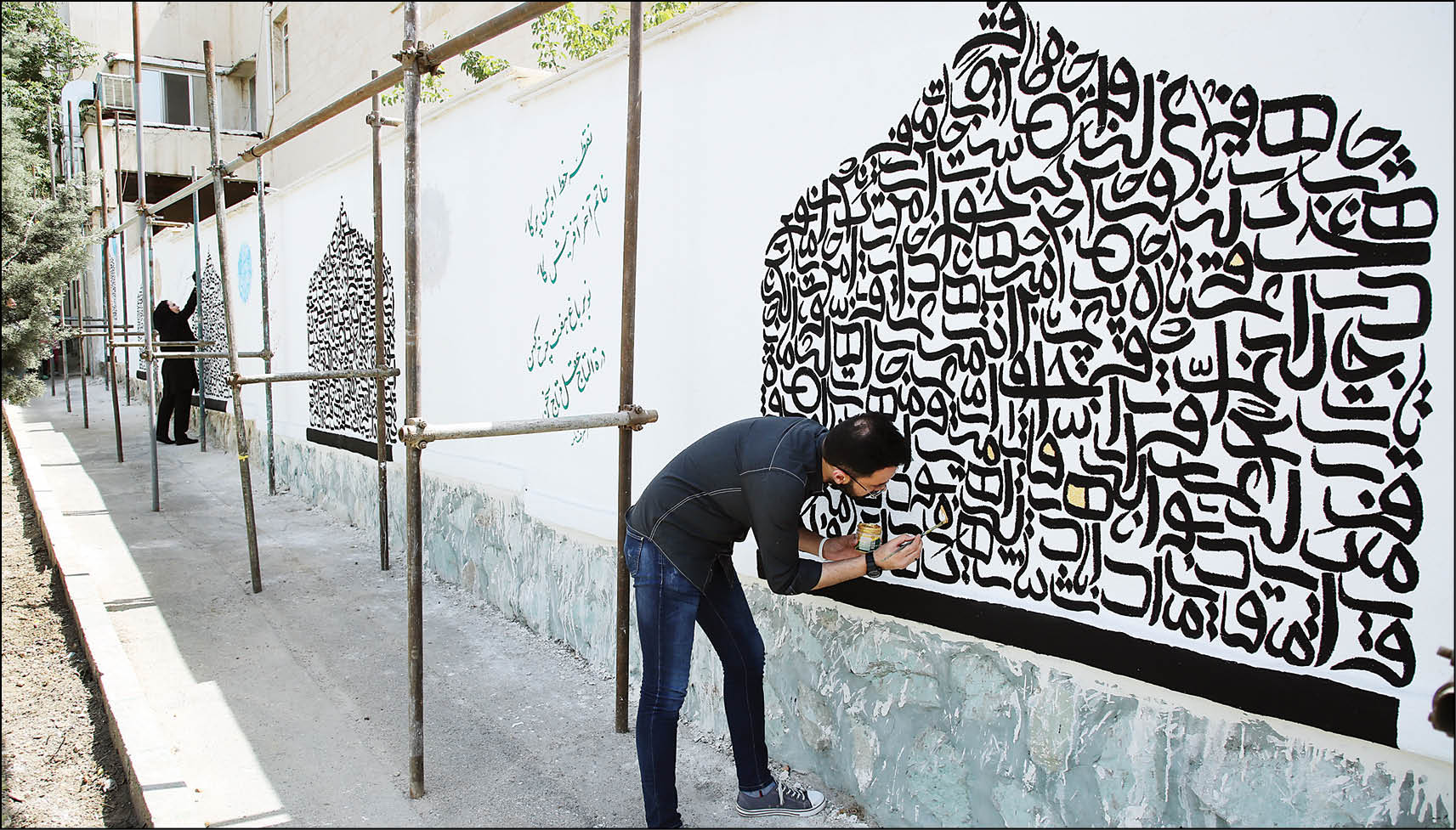 نمایش آثار مفاخر روی دیوارهای شهر