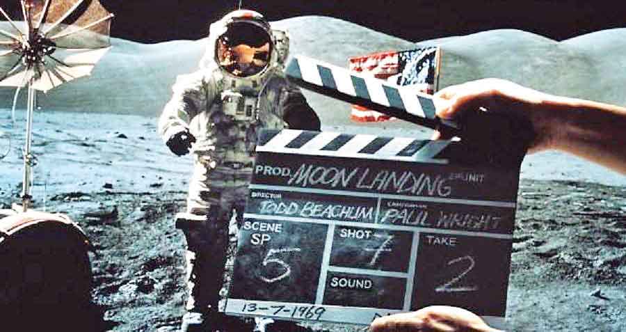 فرود روی نیمه تاریک ماه