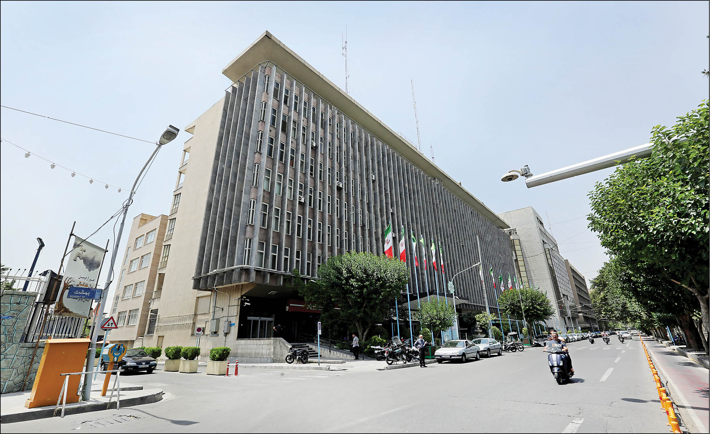 دیوار بلند شهرداری مقابل فساد