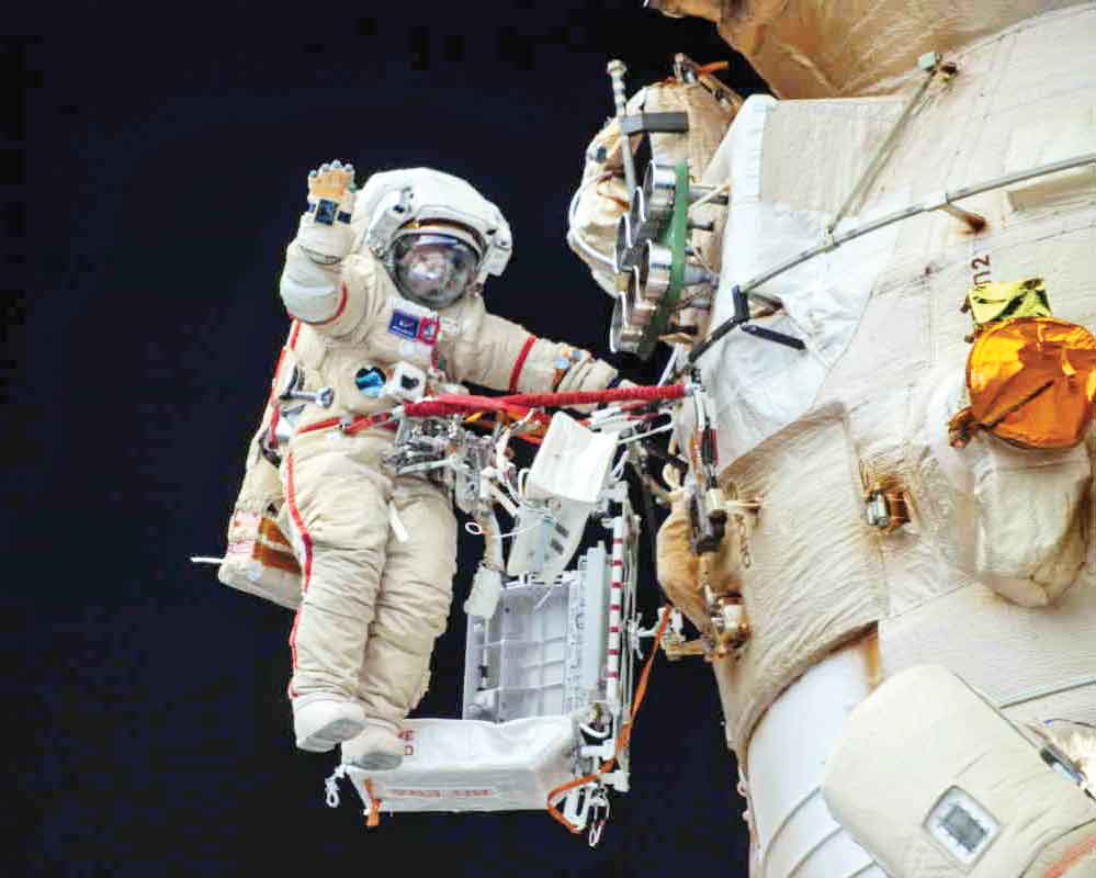 نخستین پیاده‌روی فضایی