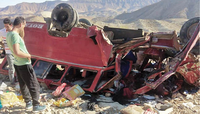 4کشته در سقوط مینی‌بوس کارگران به دره