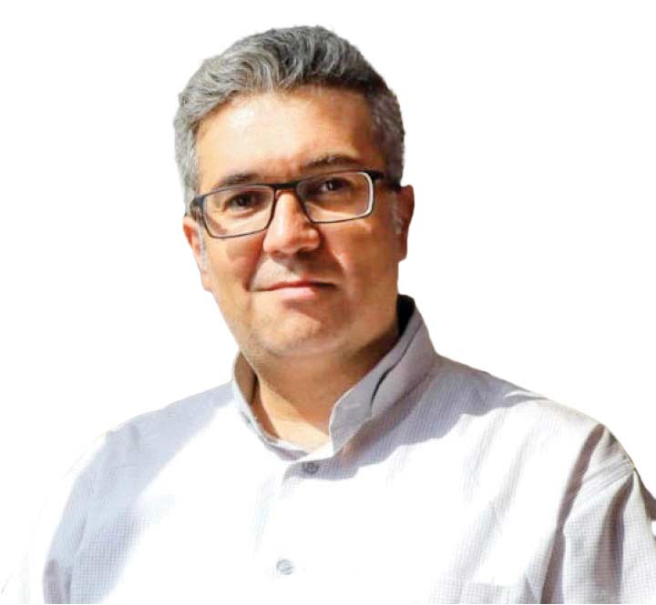 مسعود امیرخانی که همراه حمید حسام نویسندگی کتاب «مهاجر سرزمین آفتاب» را برعهده داشت:‌