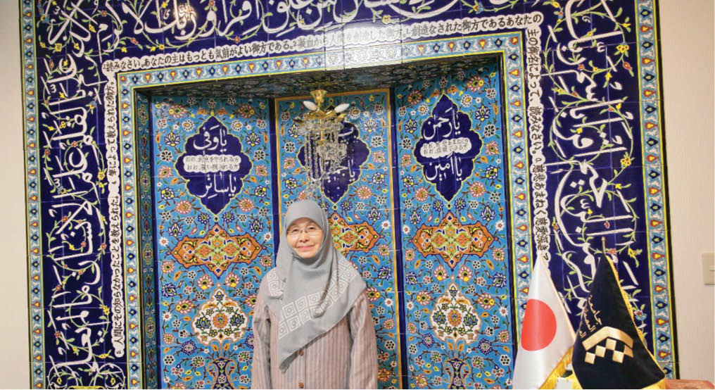 کتاب‌های مذهبی را به ژاپنی ترجمه می‌کرد