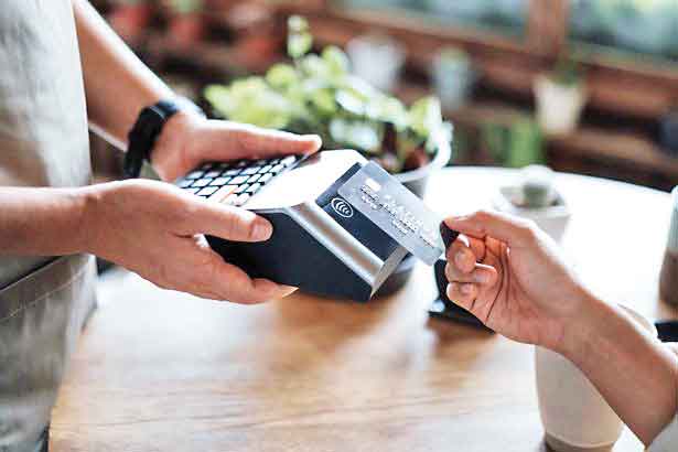 فرار به‌خاطر دنگ کافه