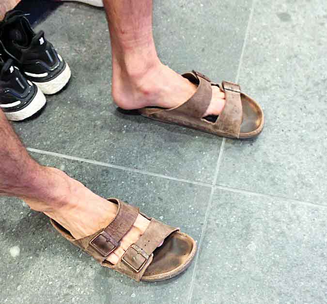 دمپایی کهنه ستاره میلیاردی