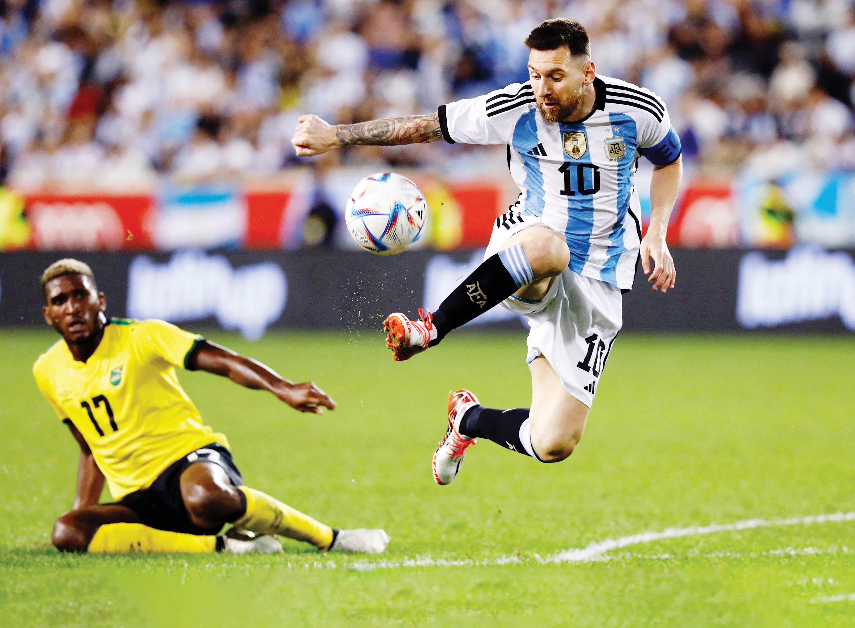 مسی نزدیک دایی