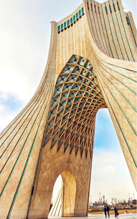 بچه‌ها در برج آزادی