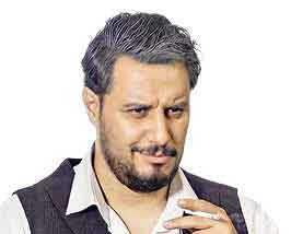 ‌عزتی«کت چرمی» می پوشد