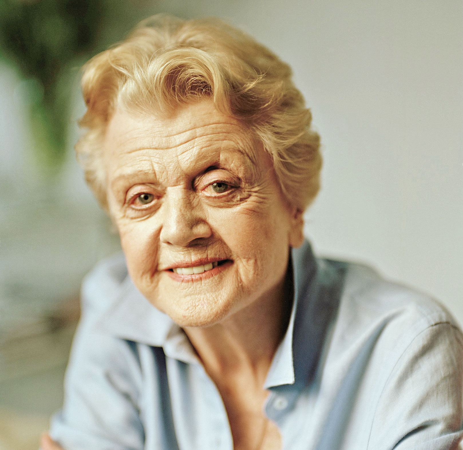 آنجلا لنسبوری درگذشت