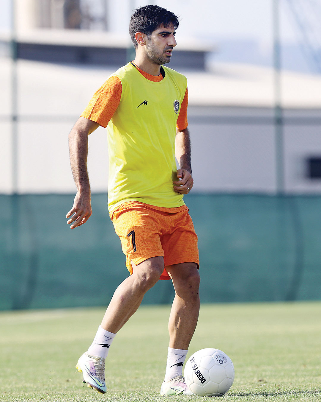 با توپ‌های آماتور بازی می‌کنیم