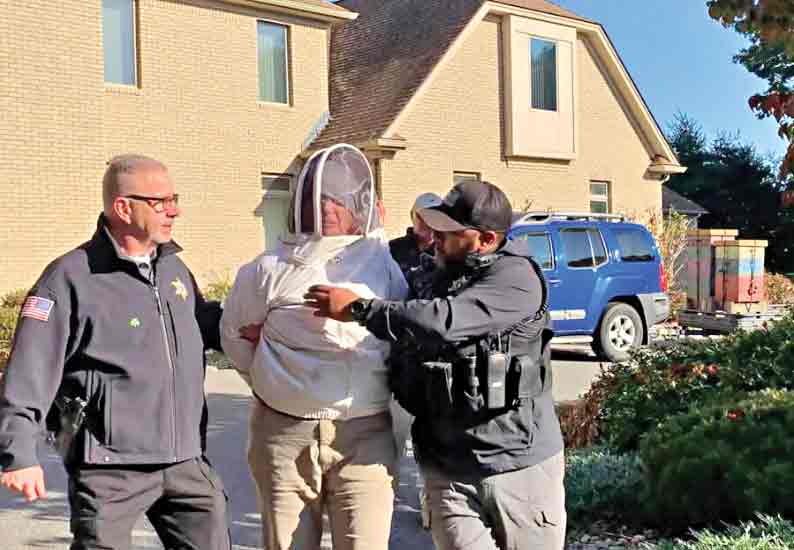 حمله به پلیس با زنبورهای عسل